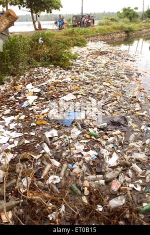 Plastikflaschen Müllabfall, Cherai Backwaters, Cherai, Vypin Island, Cochin, Kochi, Kerala, Indien, Asien Stockfoto