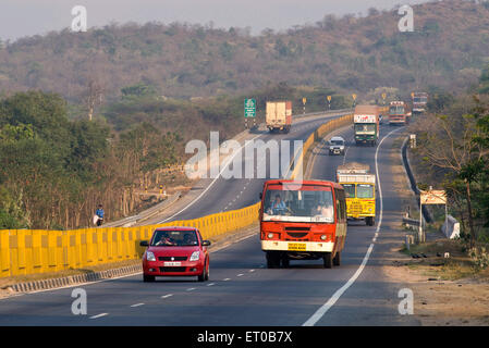 National Highway NH7 mit Autobuswagen in der Nähe von Hosur; Tamil Nadu; Indien; Indisch; Asien; Asiatisch Stockfoto