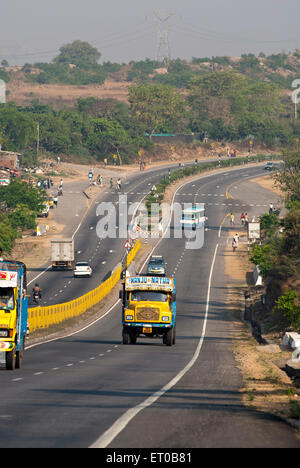 LKW, Nationalstraße, NH7, Dharmapuri, Krishnagiri, Tamil Nadu, Indien, Asien Stockfoto