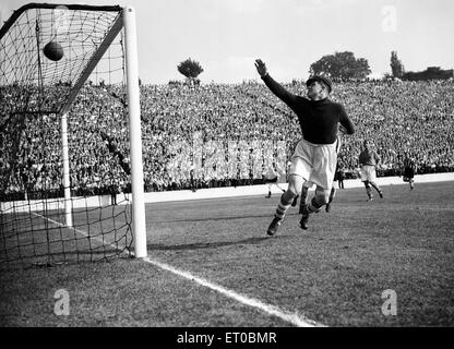 Englische League Division One Match bei The Valley. Charlton Athletic 6 V Newcastle United 3.  Charlton Torhüter Sam Bartram Marke GAP.  10. September 1949. Stockfoto