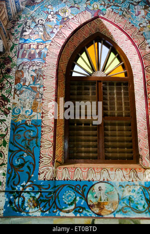 Fenster, St. Mary's Forane Kirche, katholische Kirche, Kanjoor, Kerala, Indien, Asien Stockfoto