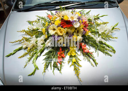 Hochzeit Blumenstrauß auf Autohaube Dekoration für Hochzeitszug, Kerala, Indien, Asien Stockfoto