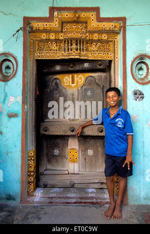 Junge im alten Haus in Madras Chennai; Tamil Nadu; Indien nicht Herr Stockfoto