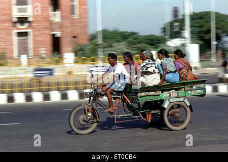 Dreirad fahren; Strandstraße; Madras Chennai; Tamil Nadu; Indien Stockfoto