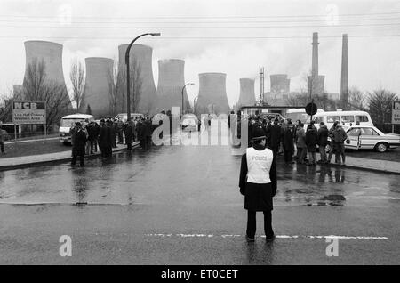 Miners Strike 1984-1985, abgebildet. Streikposten und Polizei an Lea Hall Zeche, Rugeley, Staffordshire, England, Montag, 26. März 1984. Arthur Scargill, Präsident von NUM, erklärte, dass Streiks in den verschiedenen Bereichen der Kohle wurden zu einem landesweiten Streik und Stockfoto