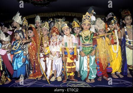 Phantasie Kleid, Kinder gekleidet als Lord Krishna, Janmashtami Festival, Coimbatore; Tamil Nadu; Indien, asien Stockfoto