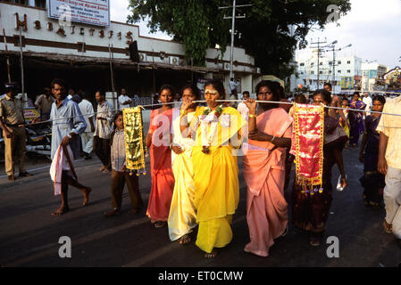 Frau piercing Eisenstange durch Wangen Entladung Gelübde in Mariamman Festival; Tamil Nadu; Indien nicht Herr Stockfoto