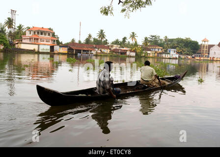 Bootfahren im Fluss pamba, Champakulam, Kalloorkad; Alappuzha, Alleppey; Kerala; Indien, Asien Stockfoto