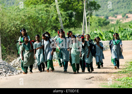 Mädchen unterwegs; Madurai; Tamil Nadu; Indien, August 2009 Stockfoto