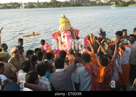 Menschen, die Idol von Lord Ganesh Immersion am Teich auf Ganpati Festival; Muthannankulam; Coimbatore Stockfoto