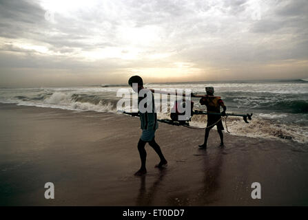 Fischer am Strand von Marina; Madras Chennai; Tamil Nadu; Indien Stockfoto