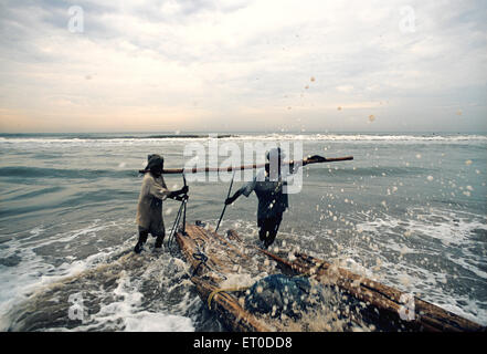 Fischer am Strand von Marina; Madras Chennai; Tamil Nadu; Indien Stockfoto