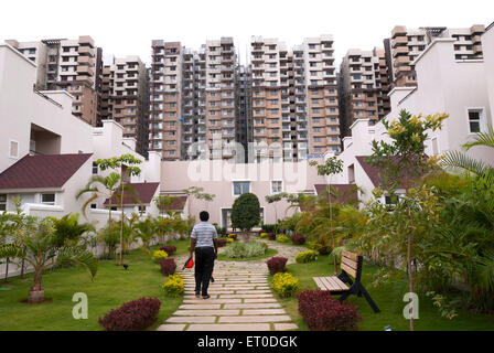 Apartments komplexe Gebäude Wolkenkratzer Gärten; Bangalore; Bengaluru; Karnataka; Indien Stockfoto