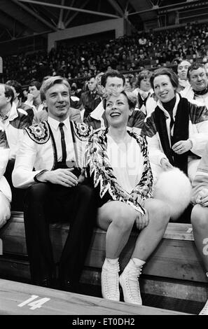 1984 Olympischen Winterspiele, 12. Februar 1984. Eiskunstlauf, vierte Runde Zetra Stadion, Sarajevo, Jugoslawien. Jayne Torvill und Christopher Dean sitzen im Publikum mit Prinzessin Anne, nach der Durchführung ihrer Paso Doble-Routine. Stockfoto