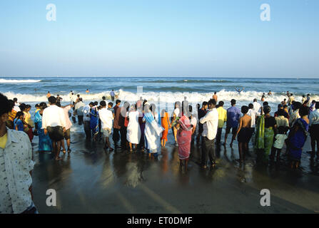 Touristen am Strand von Marina; Madras Chennai; Tamil Nadu; Indien Stockfoto