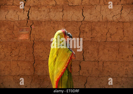 Indische Landfrau, die ein Kind trägt, Ranchi, Jharkhand, Indien, indisches Leben Stockfoto