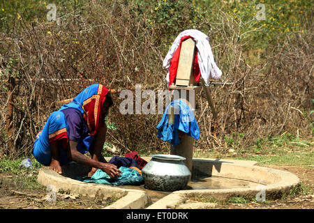 Waschen Frau Kleidung im Village Wasserpumpe in Jharkhand Indien Stockfoto