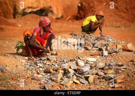 Frau bricht Steine, Jamshedpur, Jharkhand, Indien, Indianerleben Stockfoto