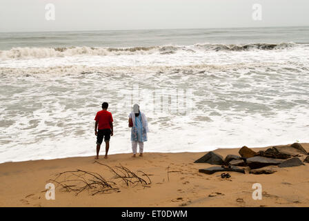 Paar am Strand von Cherai; Vypin Inseln; Cochin Kochi; Kerala; Indien Herr #777 K; 777L Stockfoto