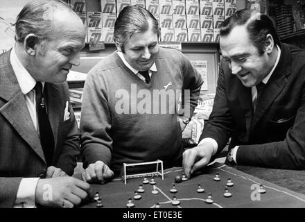 Jack Hatfield, Inhaber von Sport-Shop, Jack Hatfield Sport, Middlesbrough, 18. Dezember 1974. Der Evening Gazette "Geben ein wenig" Appell begann seine Weihnachtseinkäufe im Ernst heute. Kauf-Spiele um zu machen, eine frohe Zeit für Kinder, die sonst aus den Spaß überlassen worden wäre. Das Symbolfoto zeigt Frank Dawson (rechts), stellvertretender Direktor des Cleveland soziale Dienste ausprobieren ein Fußballspiel im Sportgeschäft waren die Jack Hatfield von W Heeps, Geschäftsführer der Evening Gazette (links) und Jack Hatfield (Mitte) beobachtet. Stockfoto