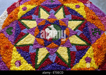 Blumendekoration für Onam Festival; Kerala; Indien Stockfoto