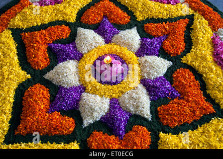 Blumendekoration für Onam Festival; Kerala; Indien Stockfoto