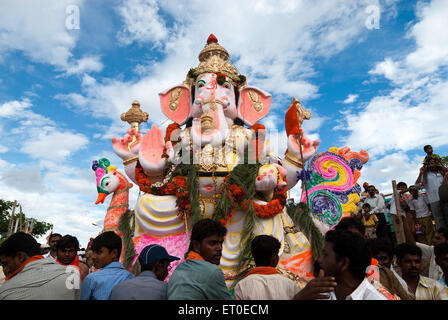 Lord Ganesh eintauchen in Muthannankulam Tank; Coimbatore; Tamil Nadu; Indien NOMR Stockfoto