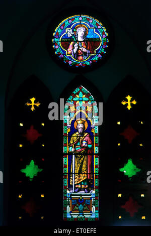 Glasfenster in der Kirche des Heiligen Herzens; Pondicherry; Tamil Nadu; Indien Stockfoto
