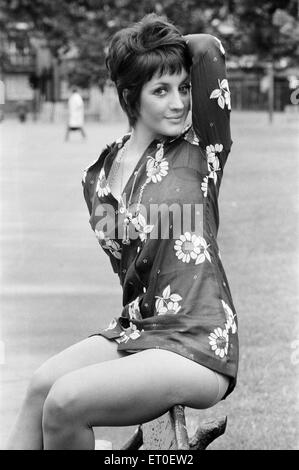 Yvonne Paul, Schauspielerin, Modell & Tänzer, im Alter von 22, 22. Juni 1969 abgebildet. Stockfoto