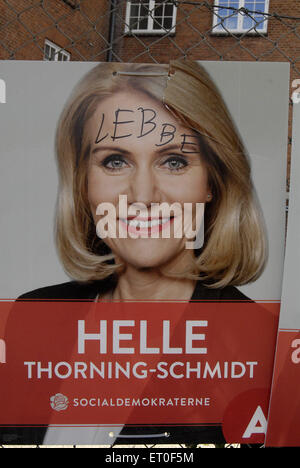 Kopenhagen, Dänemark. 10. Juni 2015. Unbekannte Person mit Text an Ministerpräsident Ms.Helle Thorning-Schmidt Wahlplakat verwüstet. © Francis Dean/Alamy Live News Bildnachweis: Francis Dean/Alamy Live-Nachrichten Stockfoto