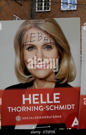 Kopenhagen, Dänemark. 10. Juni 2015. Unbekannte Person mit Text an Ministerpräsident Ms.Helle Thorning-Schmidt Wahlplakat verwüstet. © Francis Dean/Alamy Live News Bildnachweis: Francis Dean/Alamy Live-Nachrichten Stockfoto