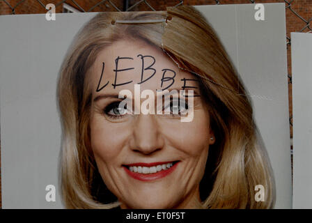 Kopenhagen, Dänemark. 10. Juni 2015. Unbekannte Person mit Text an Ministerpräsident Ms.Helle Thorning-Schmidt Wahlplakat verwüstet. © Francis Dean/Alamy Live News Bildnachweis: Francis Dean/Alamy Live-Nachrichten Stockfoto