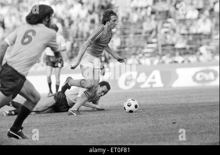 1974 World Cup erste Runde-Gruppe drei match bei Niedersachsenstadion, Hannover, Bundesrepublik Deutschland. Uruguay 0 V Niederlande 2. Johan Cruyff am ball.  15. Juni 1974. Stockfoto