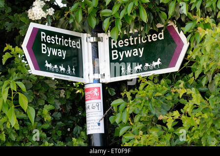 Kent, England, UK. Eingeschränkte Byway Zeichen auf öffentlichen Fußweg Stockfoto