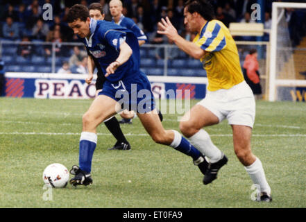 Cardiff, die 3-0 Mansfield, Liga 3, Samstag, 30. September 1995 übereinstimmen. Simon Haworth, Cardiff City Football-Spieler, 1995-1997, mit dem Ball laufen. Stockfoto