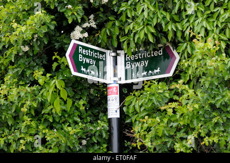 Kent, England, UK. Eingeschränkte Byway Zeichen auf öffentlichen Fußweg Stockfoto