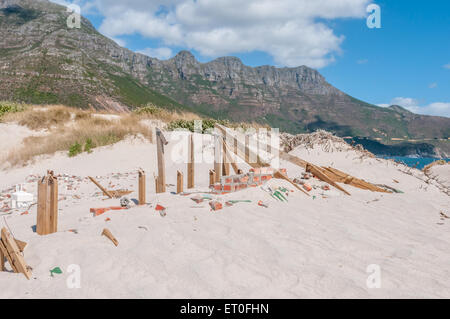 Alte Polizeiwache in Hout Bay zurückgefordert von Sanddünen, Cape Town, Südafrika. Stockfoto