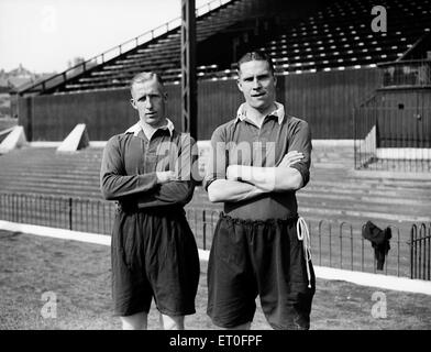 Mitglieder von Charlton Athletic Football Club, Monty Wilkinson und George Tadman im Tal.  1. September 1938. Stockfoto