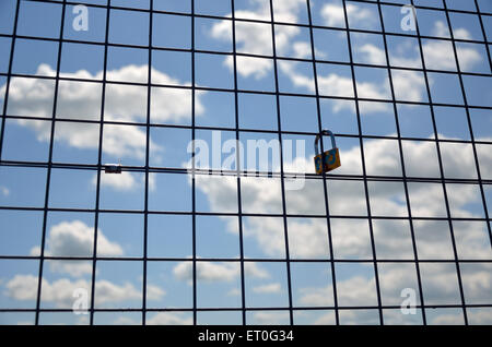 Maidstone, Kent, England, UK. Ein single "Love Lock" befestigt, die Eisenbahnbrücke über den Fluss Medway Stockfoto