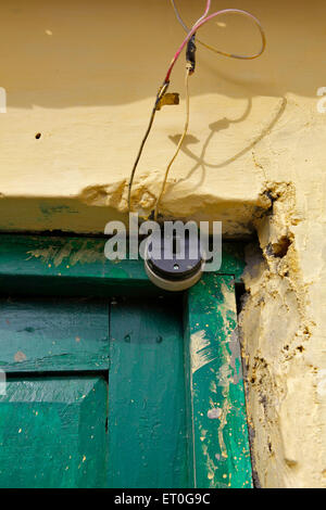 Grüne Holztür und alte Schalter , Rajpur , Dehradun , Uttaranchal , Uttarakhand , Indien , Asien Stockfoto