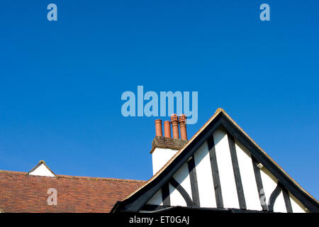 TUDOR Häuser , Dach mit Kamin , London , England , Großbritannien , Vereinigtes Königreich Stockfoto