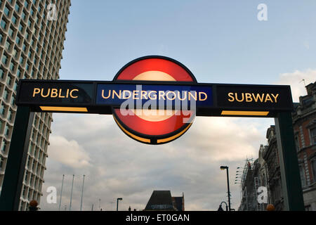 Öffentliche u-Bahn beleuchtete Schild; London; UK-Vereinigtes Königreich-England Stockfoto