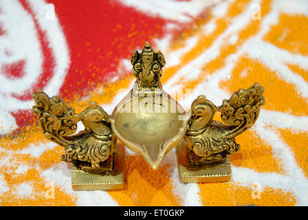 Messinglampe Erbe zweier Pfau halten Lord Ganesh im Zentrum; Indien Stockfoto