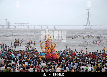 Menschen, die riesige Lord Ganesha Idol Immersion bei Chowpaty; Dadar; Bombay Mumbai; Maharashtra; India 2008 Stockfoto