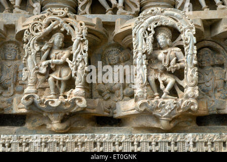 Weibliche Figuren geschnitzt in Stein an der Wand des Channakesava Vishnu Tempel; Belur; Distrikt Hassan; Karnataka; Indien Stockfoto