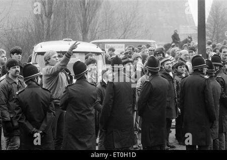 Miners Strike 1984-1985, abgebildet. Streikposten und Polizei an Lea Hall Zeche, Rugeley, Staffordshire, England, Montag, 26. März 1984. Arthur Scargill, Präsident von NUM, erklärte, dass Streiks in den verschiedenen Bereichen der Kohle wurden zu einem landesweiten Streik und Stockfoto