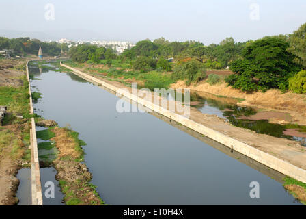 Mutha Fluß in der Nähe Sinhagarh Road, Pune, Maharashtra, Indien Stockfoto