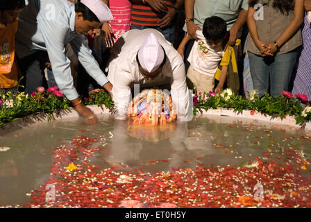 Menschen eintauchen Idol von Lord Ganesh in Teich; Bombay Mumbai; Maharashtra; Indien Stockfoto