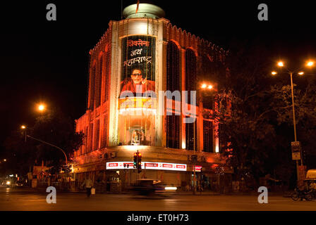 Beleuchtete Shiv Sena Bhavan am Maharashtra Tag; Dadar; Bombay, Mumbai; Maharashtra; Indien, asien Stockfoto