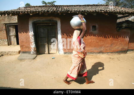 Indische Landfrau, die Wassertopf auf dem Kopf trägt, in der Dorfstraße, Ranchi, Jharkhand, Indien, Indianerleben Stockfoto